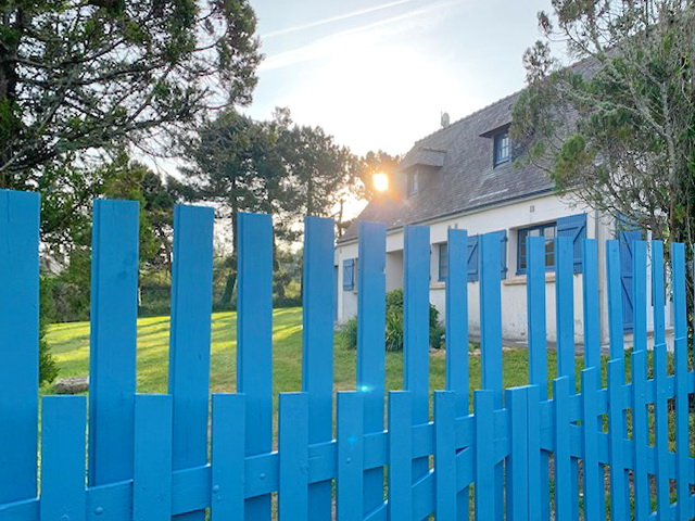 das blaue Eingangstor zum Ferienhaus Ty Ahimsa