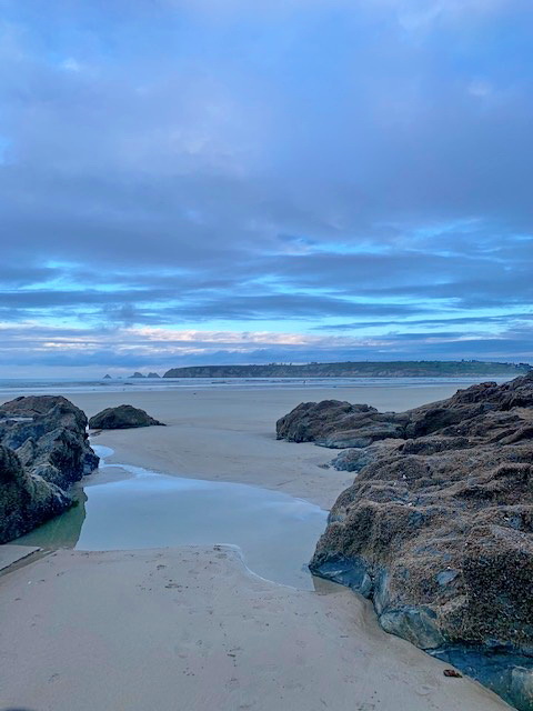 der Sandstrand bei Ebbe mit Blick auf das Meer