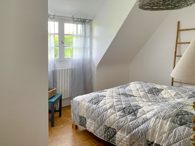Mittleres Schlafzimmer im Obergeschoß Südseite mit Gartenblick