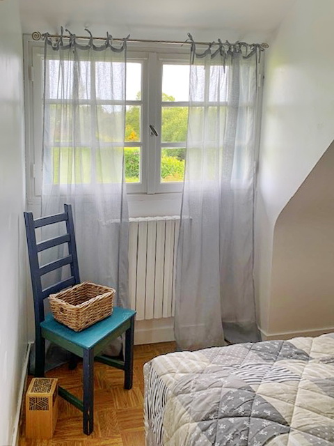 Mittleres Schlafzimmer im Obergeschoß Südseite mit Gartenblick