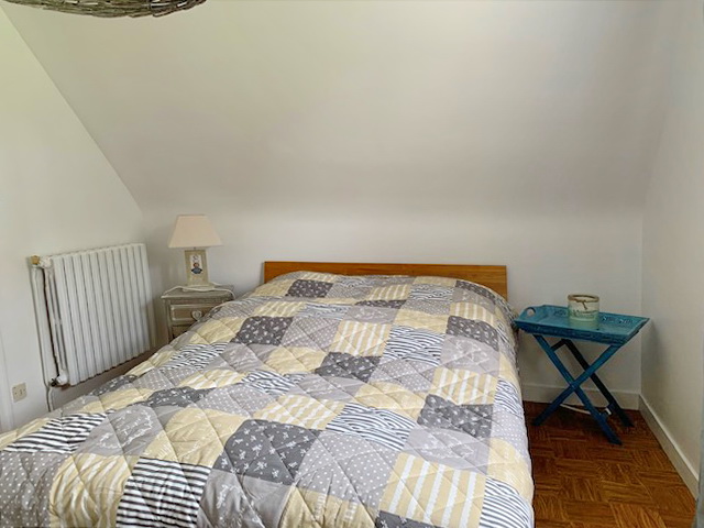 Schlafzimmer Ostseite im ersten Obergeschoß mit Gartenblick