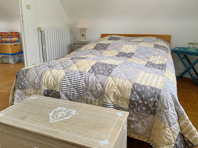 Schlafzimmer Ostseite im ersten Obergeschoß mit Gartenblick