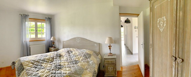 Schlafzimmer im Erdgeschoß mit Gartenblick