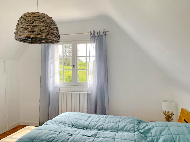 Schlafzimmer im Obergeschoß Westseite mit Meerblick