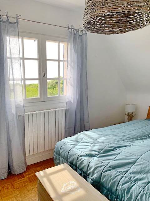 Schlafzimmer im Obergeschoß Westseite mit Meerblick